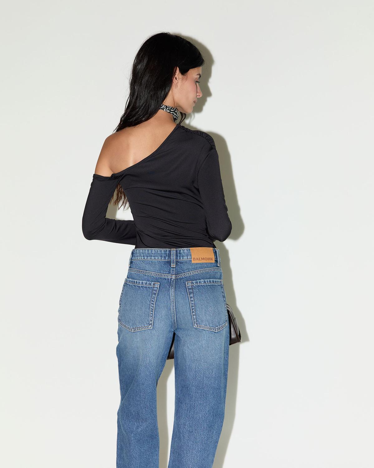 model_shot-back